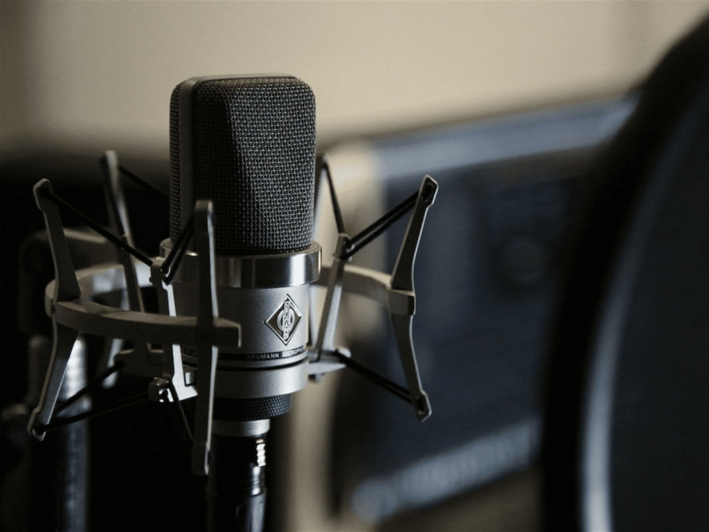 Quelle est la différence entre le doublage, l’audio-description et le voice-over ?
