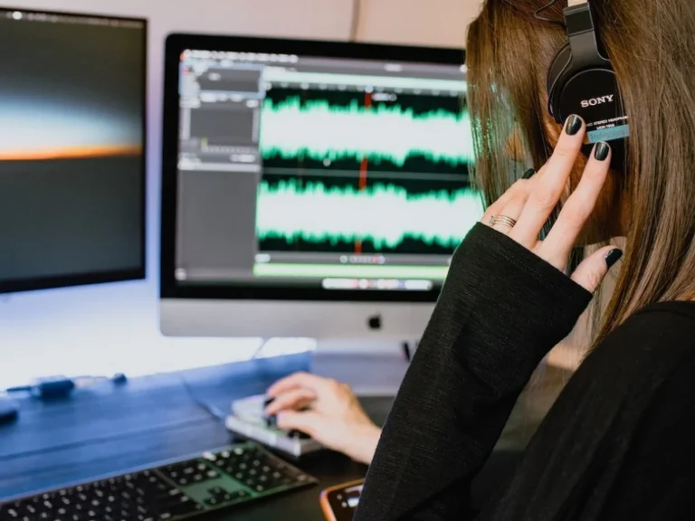 Quelle est la différence entre le doublage et le voice-over ?