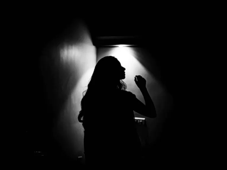 Les médias audiovisuels utilisent l’éclairage de manière stratégique